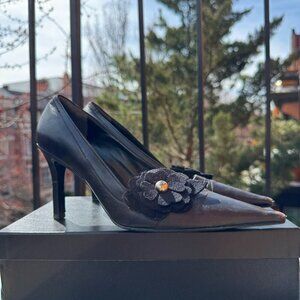 Vintage Chanel Classic Pump Black Camellia Flower Pointed Toe Heels Black 7